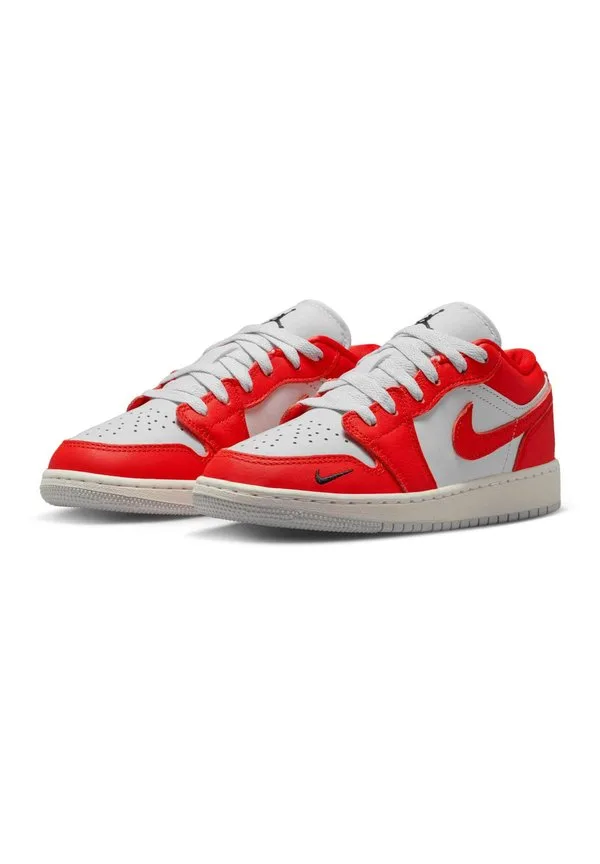 Детские кроссовки jordan air jordan 1 low se Jordan, Pure Platinum Summit White Black Chile Red — фото 2