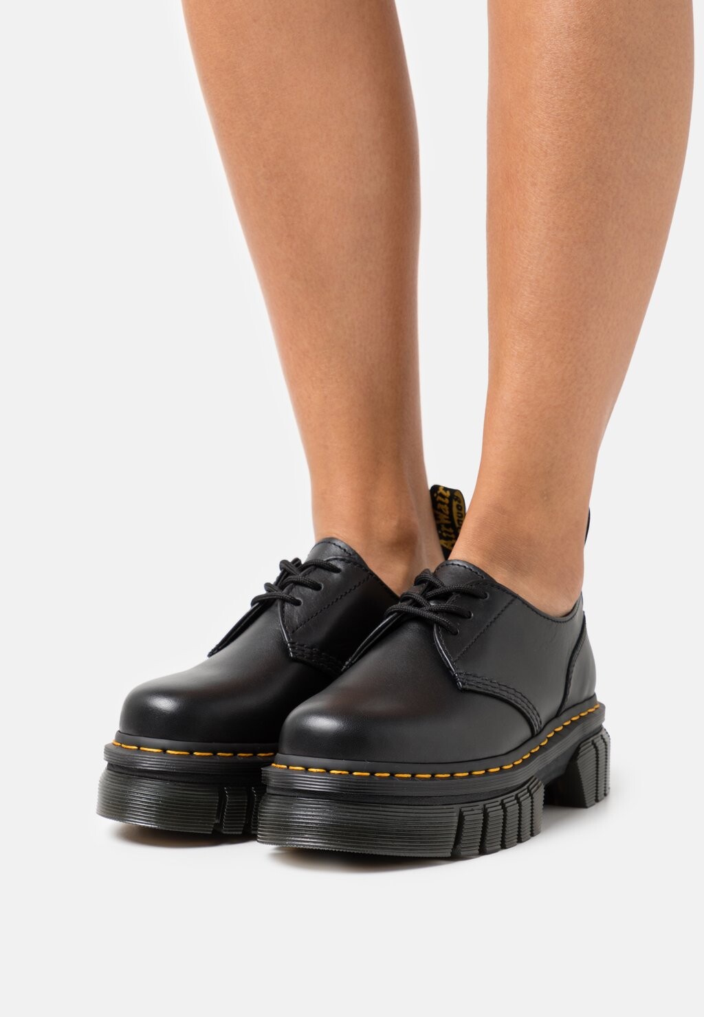 Ботинки Dr. Martens на массивной подошве, черный