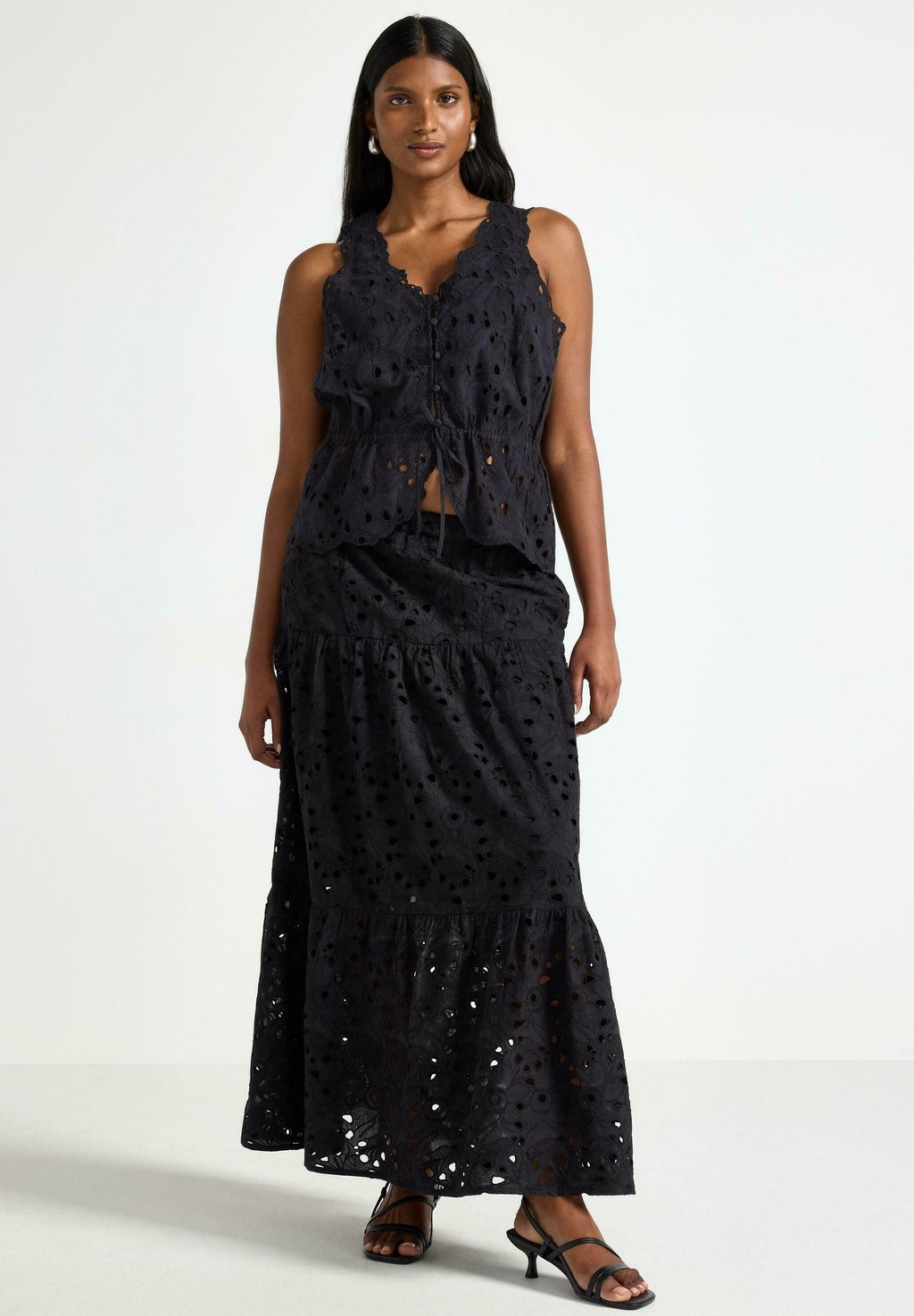 

Длинная юбка WITH BRODERIE ANGLAISE Lindex, черный