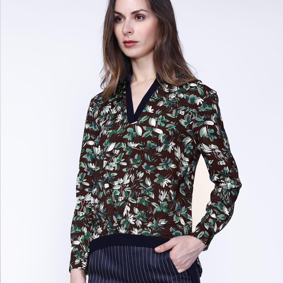 

Блузка col v satin et imprimé feuilles Smart And Joy, бургундия