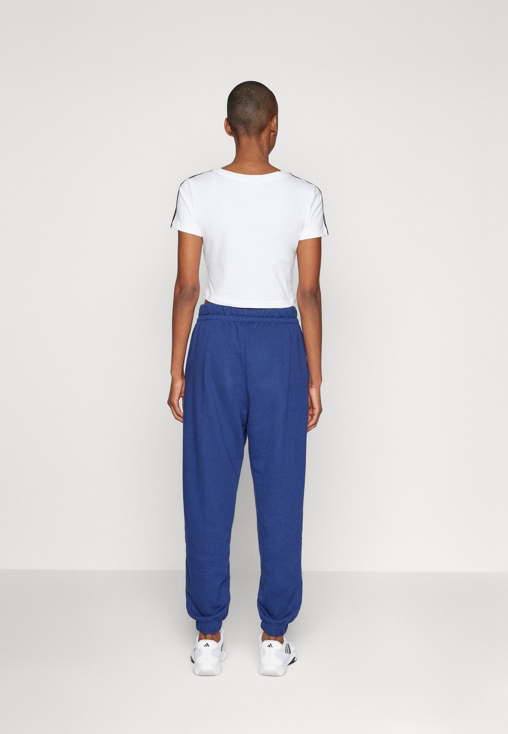 Спортивные брюки ESSENTIALS LINEAR CUFFED adidas Sportswear, синий — фото 3