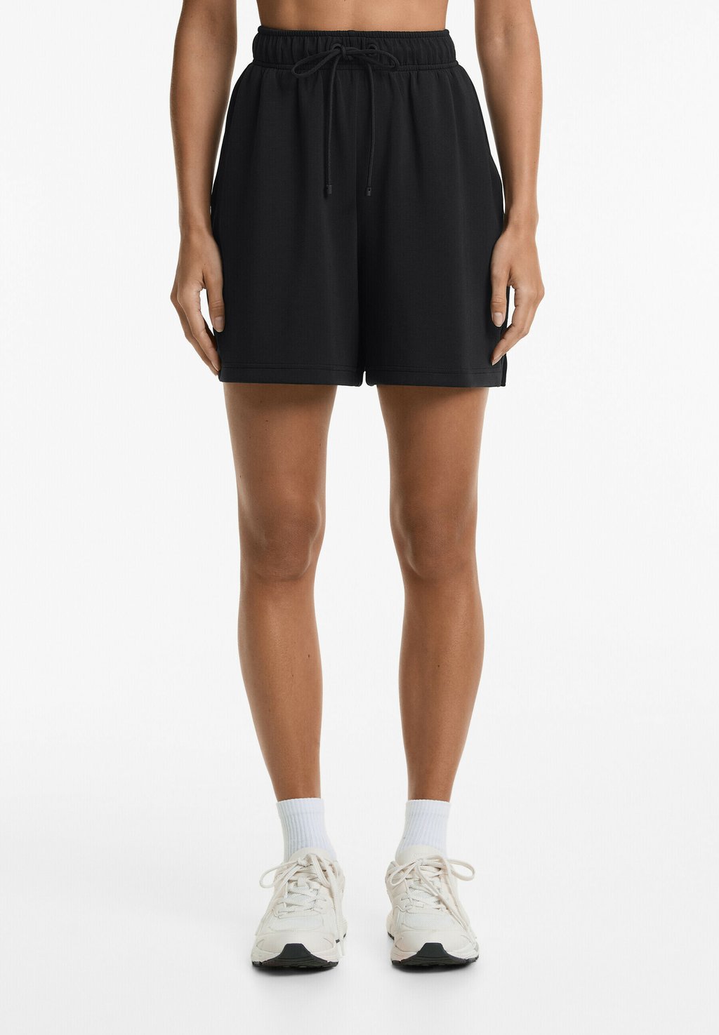 

Шорты SOFT TOUCH BERMUDA - Tracksuit bottoms OYSHO, черный
