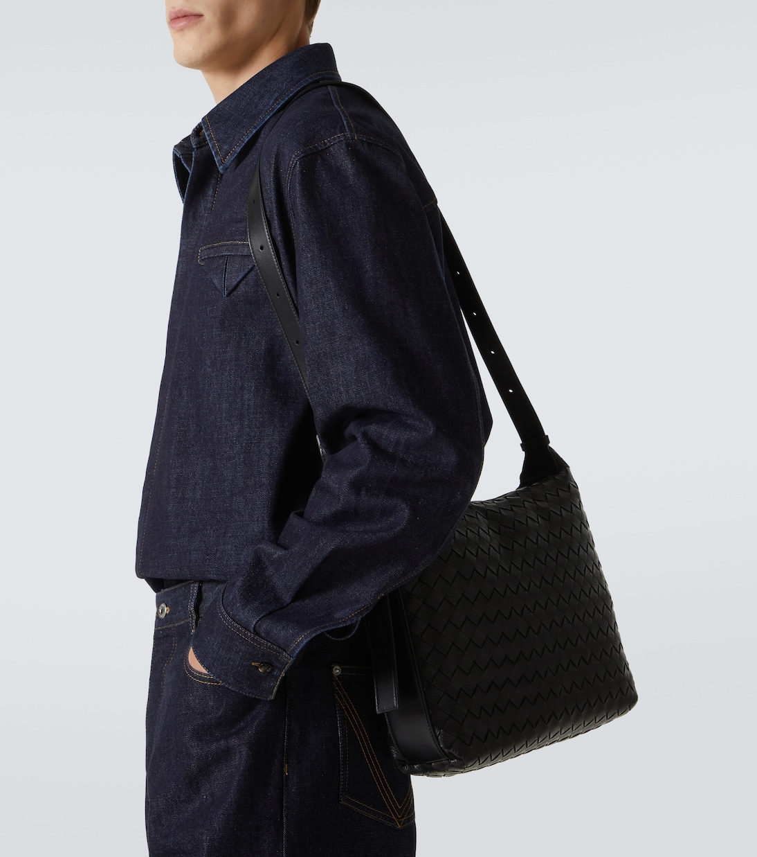 Путешественник Маленькая кожаная сумка через плечо Intreccio Bottega Veneta, Black-Silver — фото 2