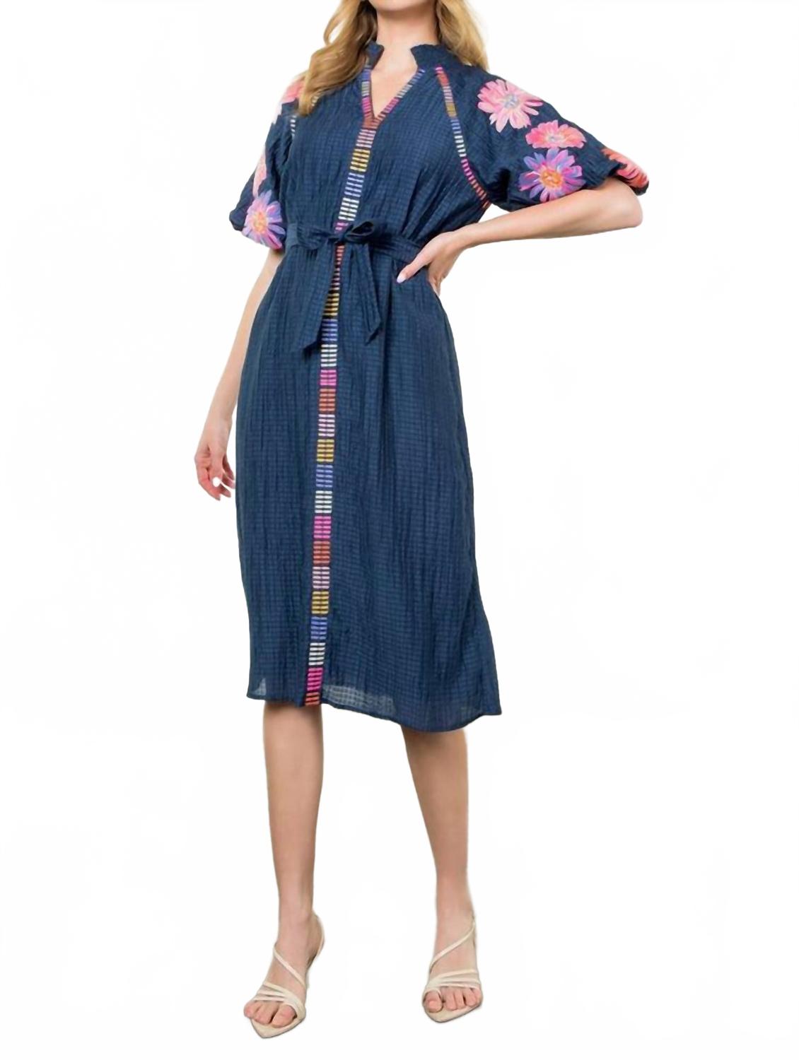 

Вышитое платье с пышными рукавами и фактурной тканью в темно-синем цвете THML