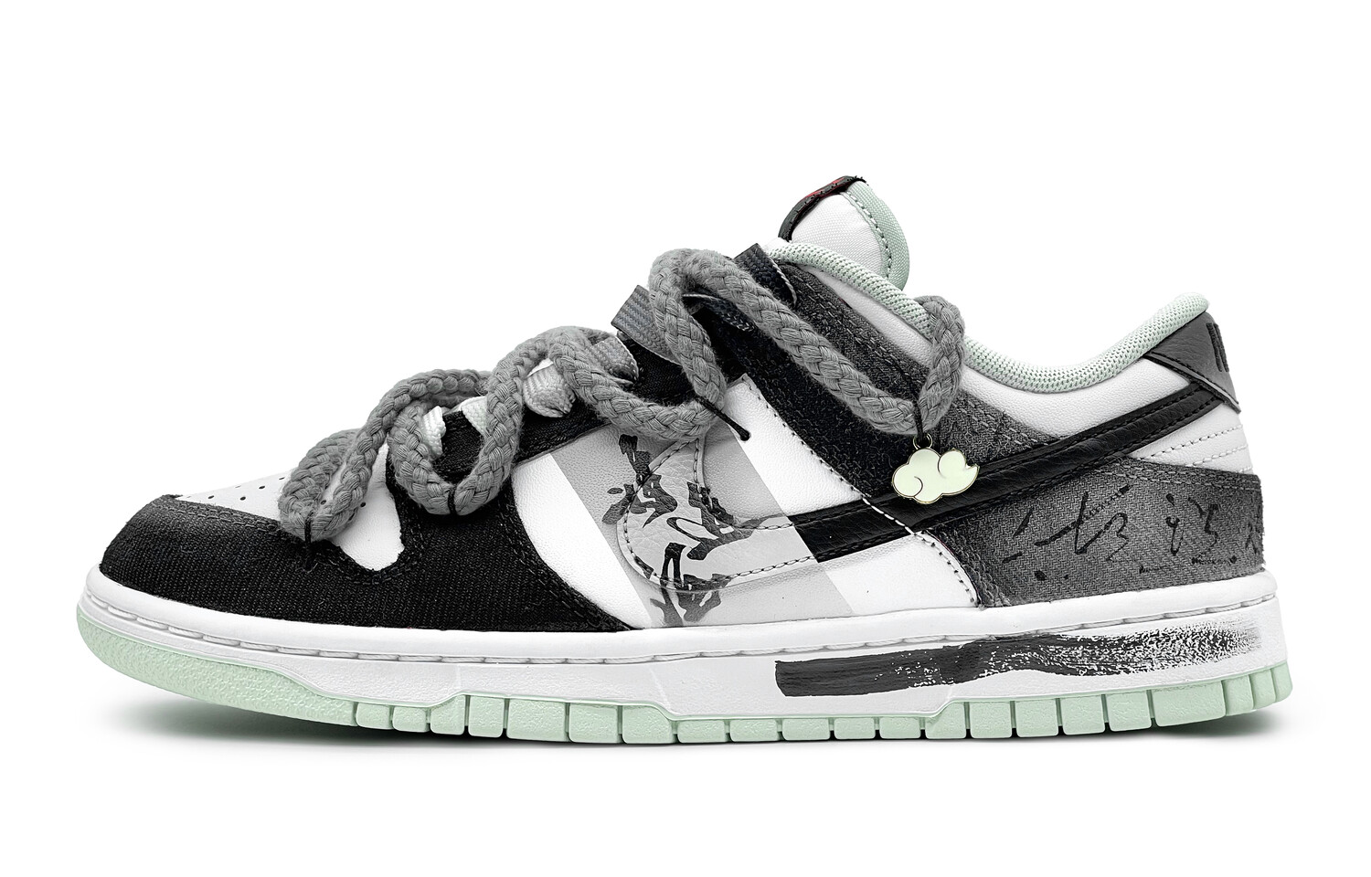 

Кроссовки Nike Dunk Skateboard Shoes Women's Low-Top Black White