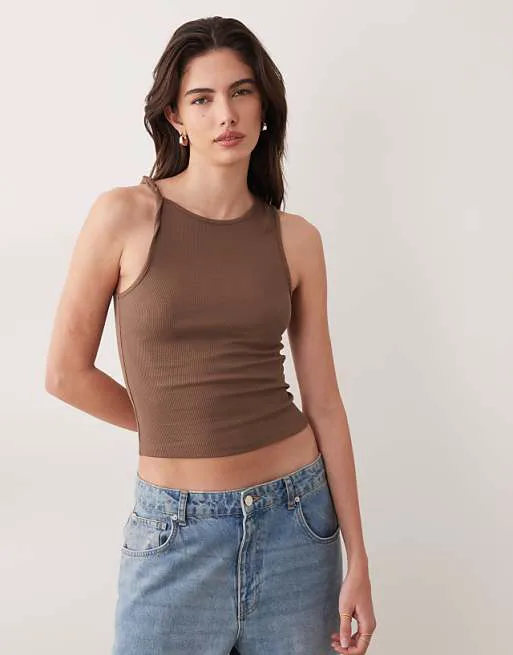 

Шоколадная майка с овальным вырезом и закрученными деталями ASOS DESIGN