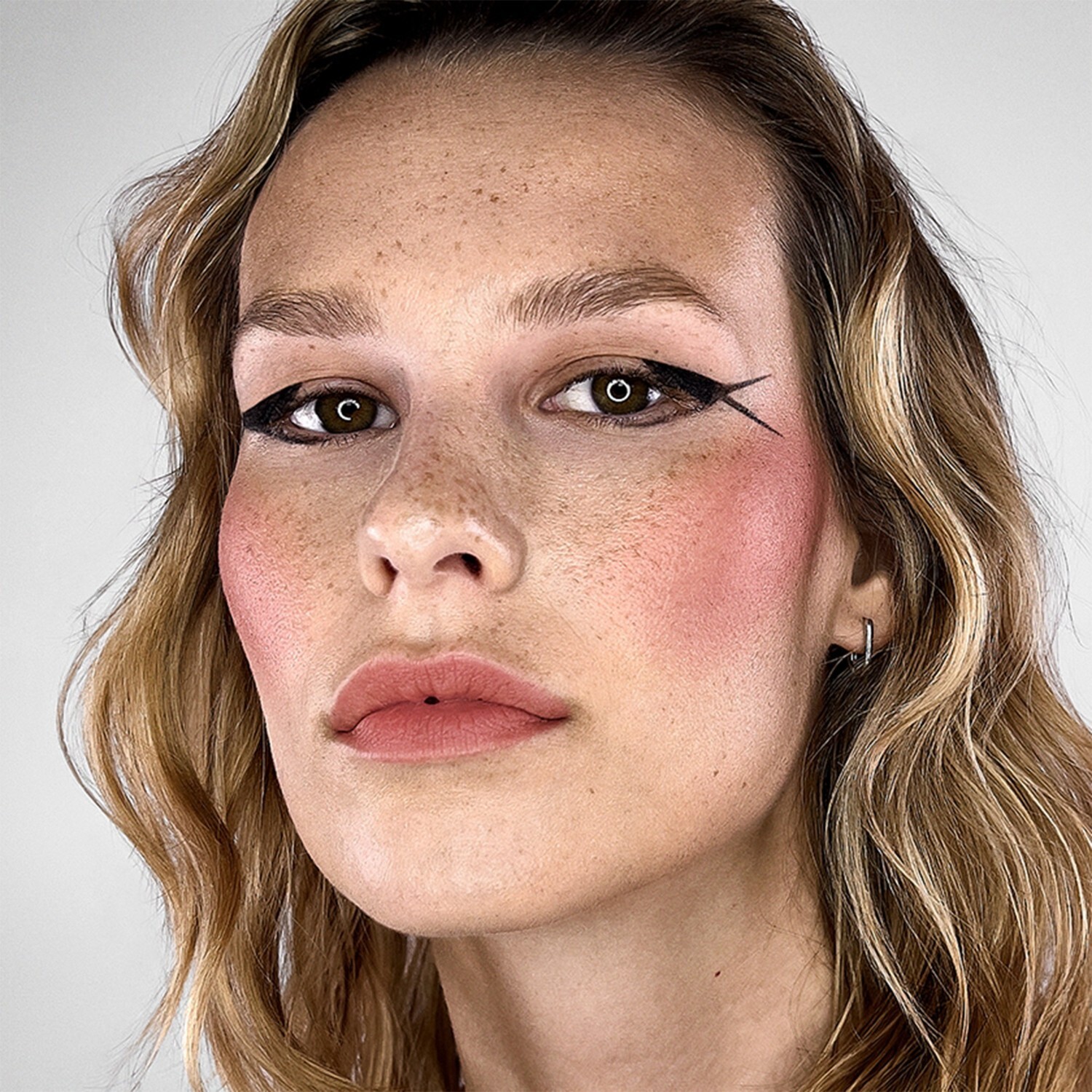 Румяна halo sheer to stay color tints Smashbox, muted coral, объем 10 мл — фото 3