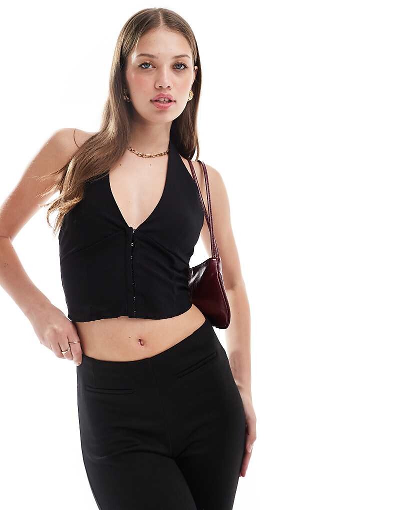 

Pull&Bear – Черный бенгальский топ с воротником-хомутом и крючками-петлями