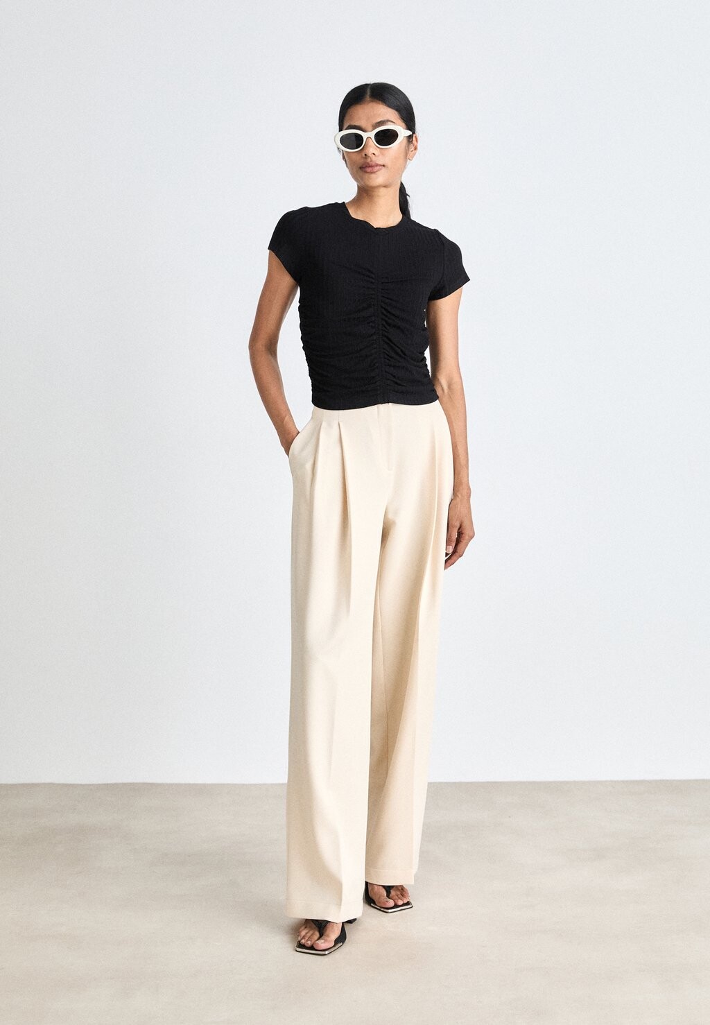 

Базовая футболка LUX RUCHED SHORT SLEEVE DKNY, черный
