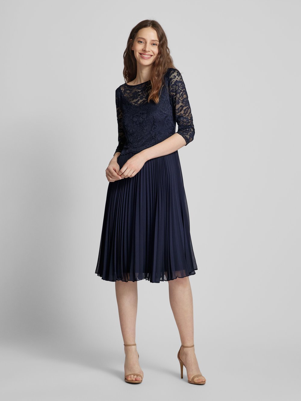 

Коктейльное платье длиной до колена с кружевной отделкой Vera Mont, темно-синий