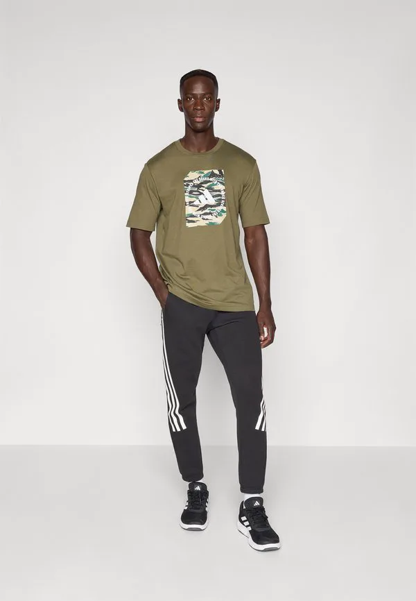 Футболка с камуфляжным принтом Adidas Sportswear, Olive Strata — фото 2