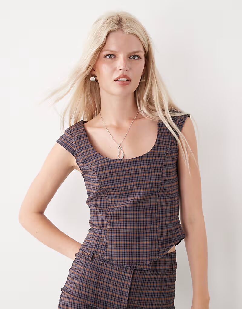 

Приталенная футболка в темную клетку Collusion