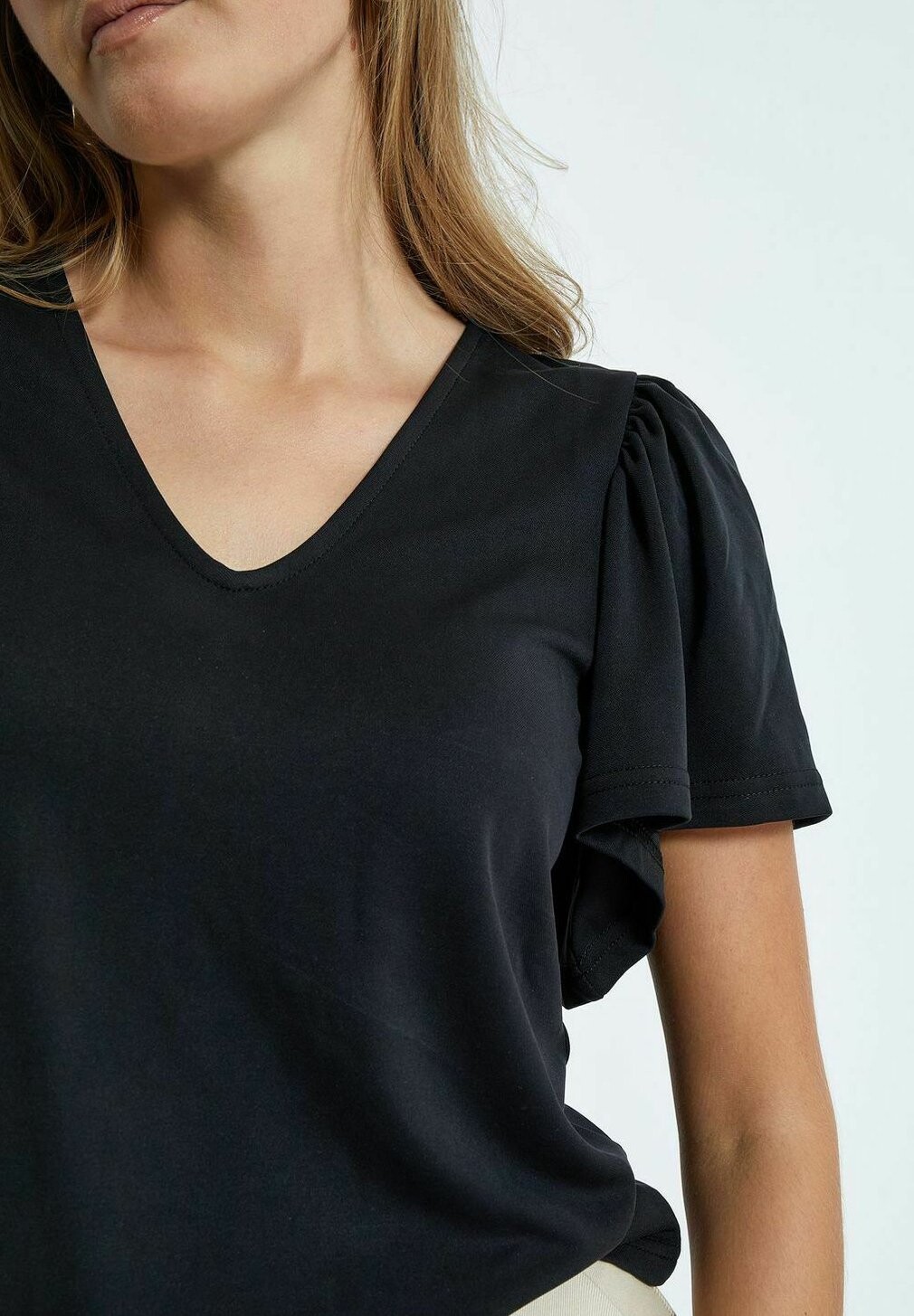 

Футболка с принтом RIANNE V-NECK Minus, черный