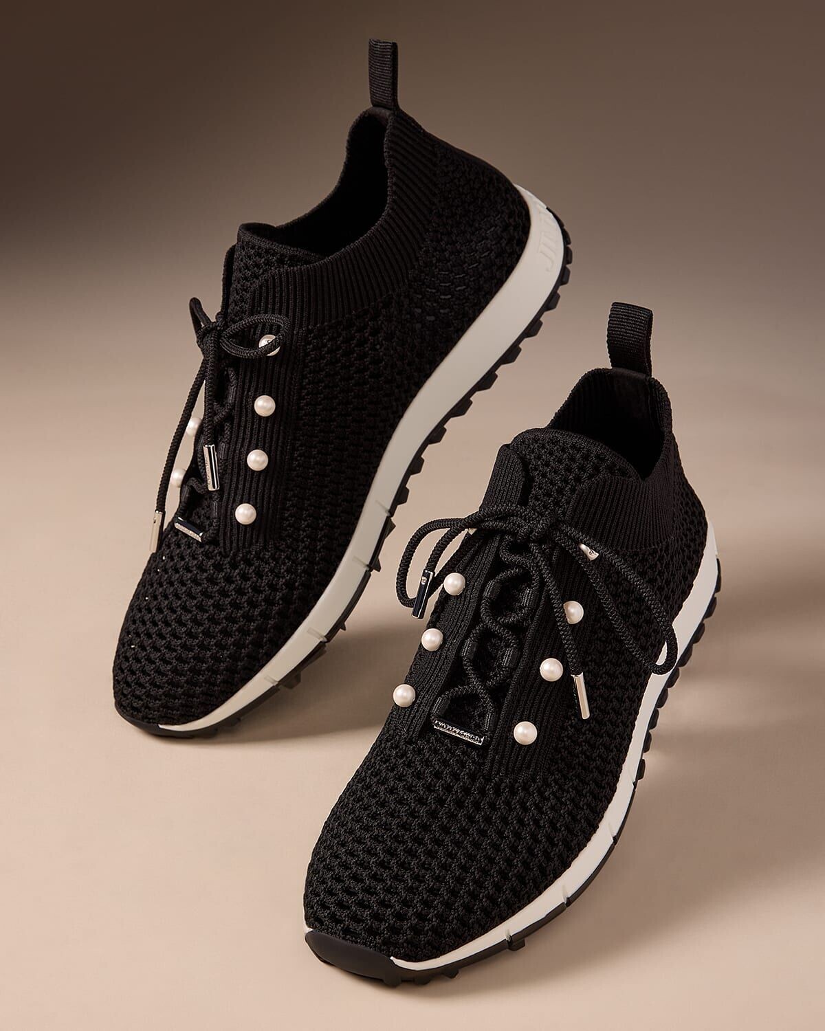 Вязаные жемчужные кроссовки на шнуровке Veles Jimmy Choo, цвет Black Multi — фото 2