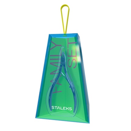 

Набор Home Pro Family, включающий кусачки для кутикулы, ножницы для ногтей, инструмент для отодвигания ногтей при маникюре и пинцет для бровей. Staleks