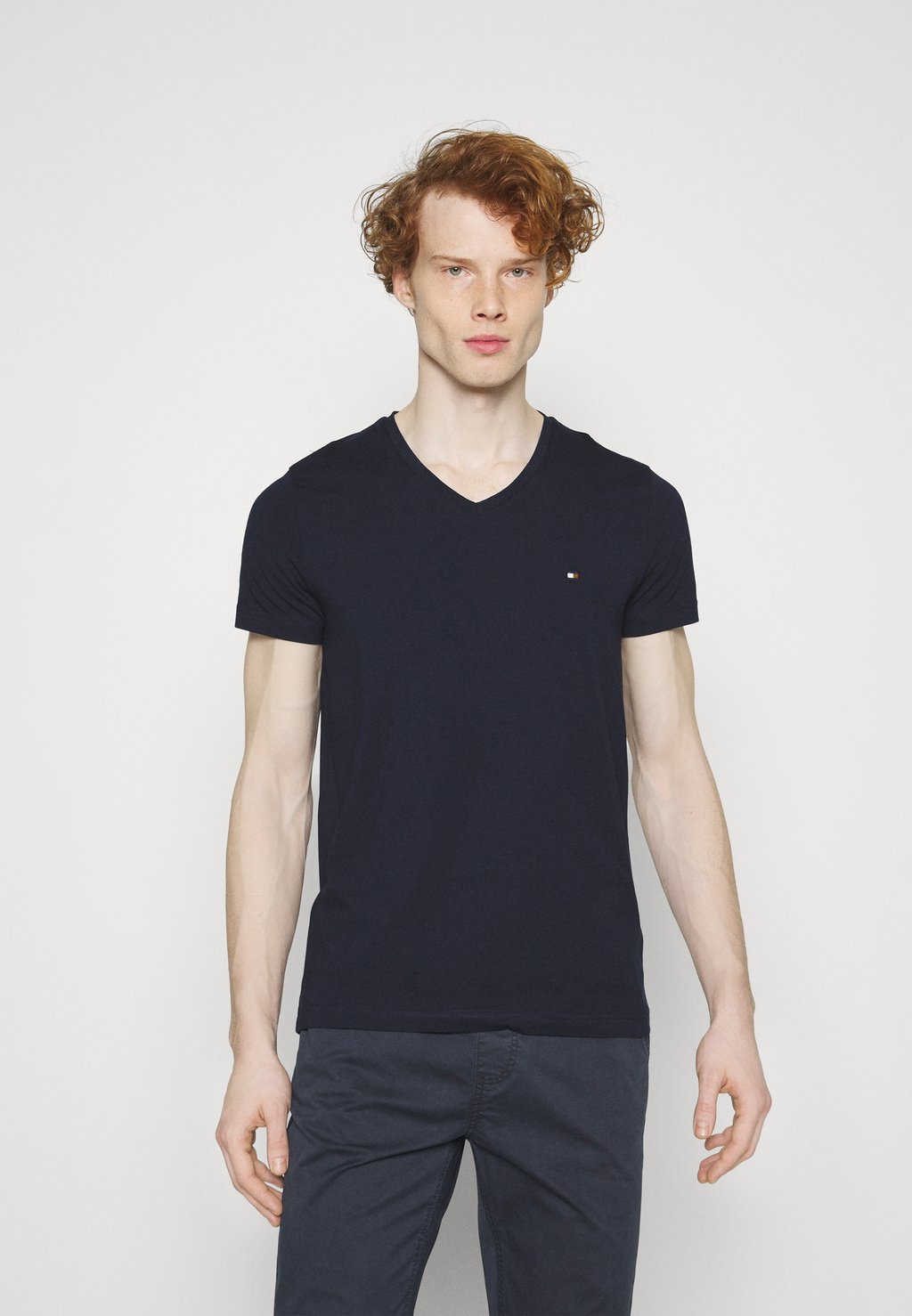 

базовая футболка ФУТБОЛКА CORE SLIM V NECK TEE Tommy Hilfiger, небо пустыни