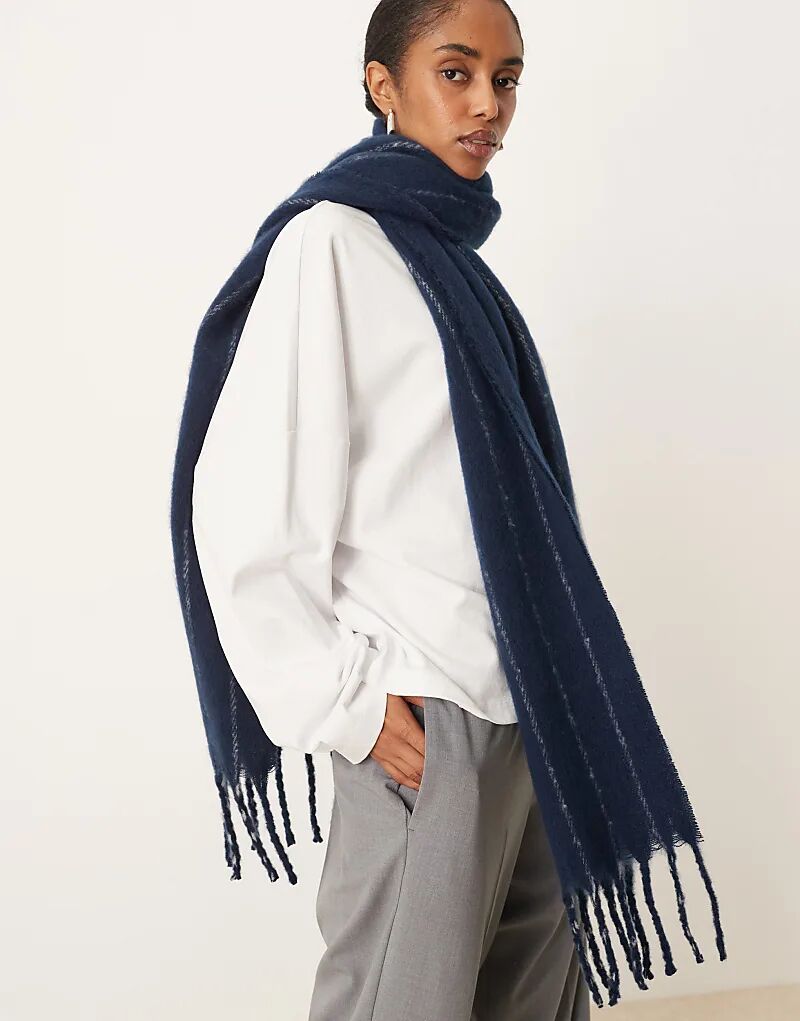 

Пушистый тканый шарф ASOS DESIGN с рисунком в темно-синюю и серую полоску