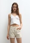 

Джинсовые шорты TURN-UP MOM Pull&Bear, бежевый