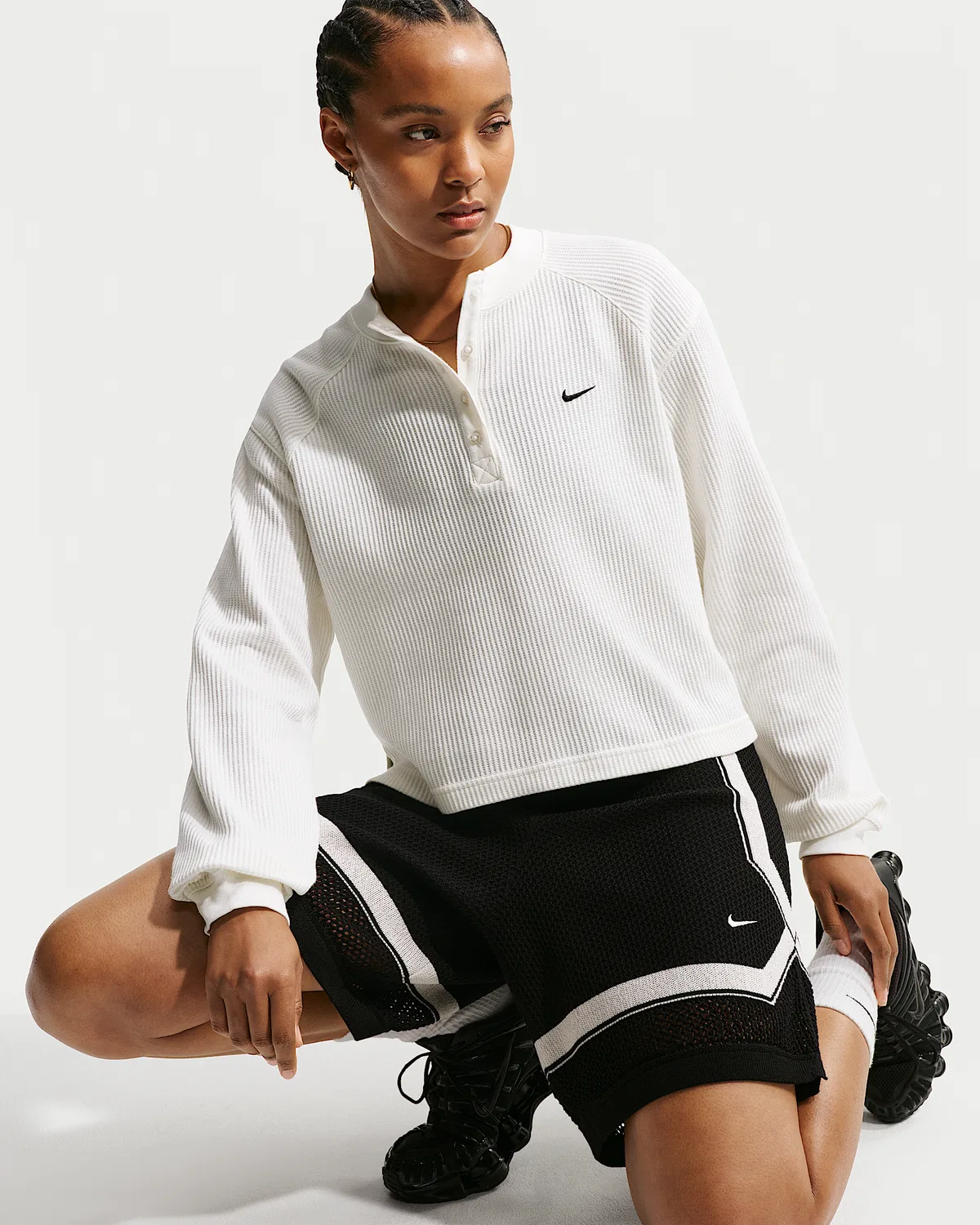 Женские шорты со средней посадкой Nike Sportswear Chill Knit, Black/Chalk/Chalk — фото 4
