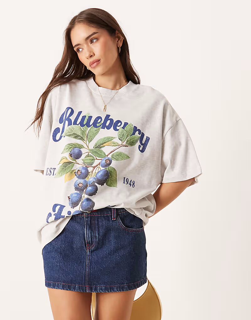 

Футболка ASOS DESIGN oversize с изображением черничных полей в цвете ice-melt