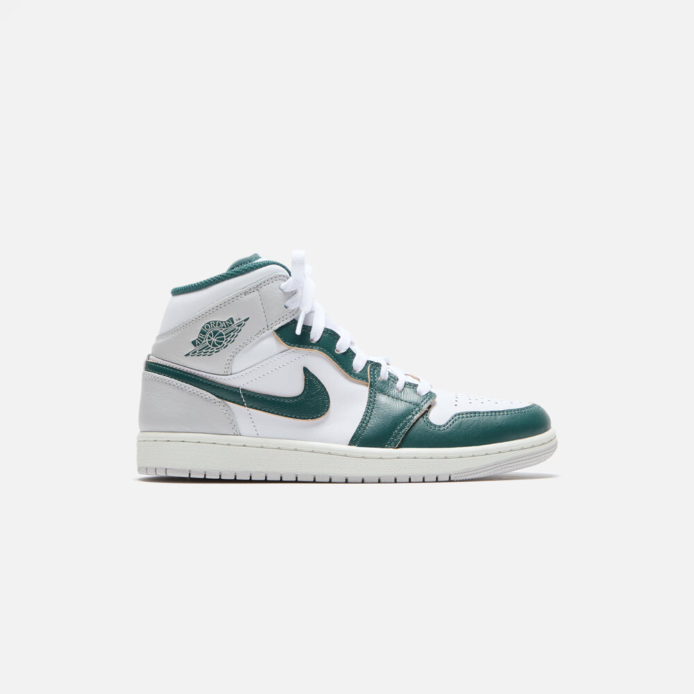 

Кроссовки Jordan Air Jordan 1 Mid SE, цвет White/Oxidized Green/Sail/Neutral Grey