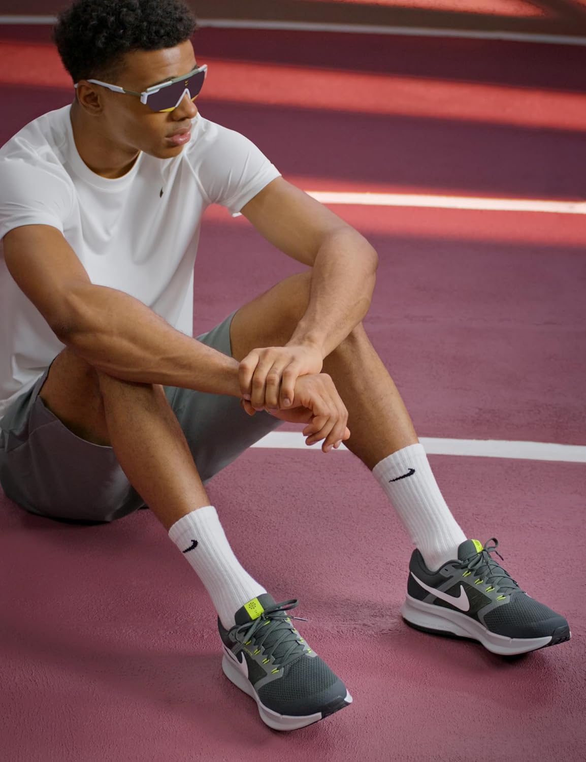 Мужские кроссовки для бега по шоссе Nike Run Swift 3, белый/серый — фото 2