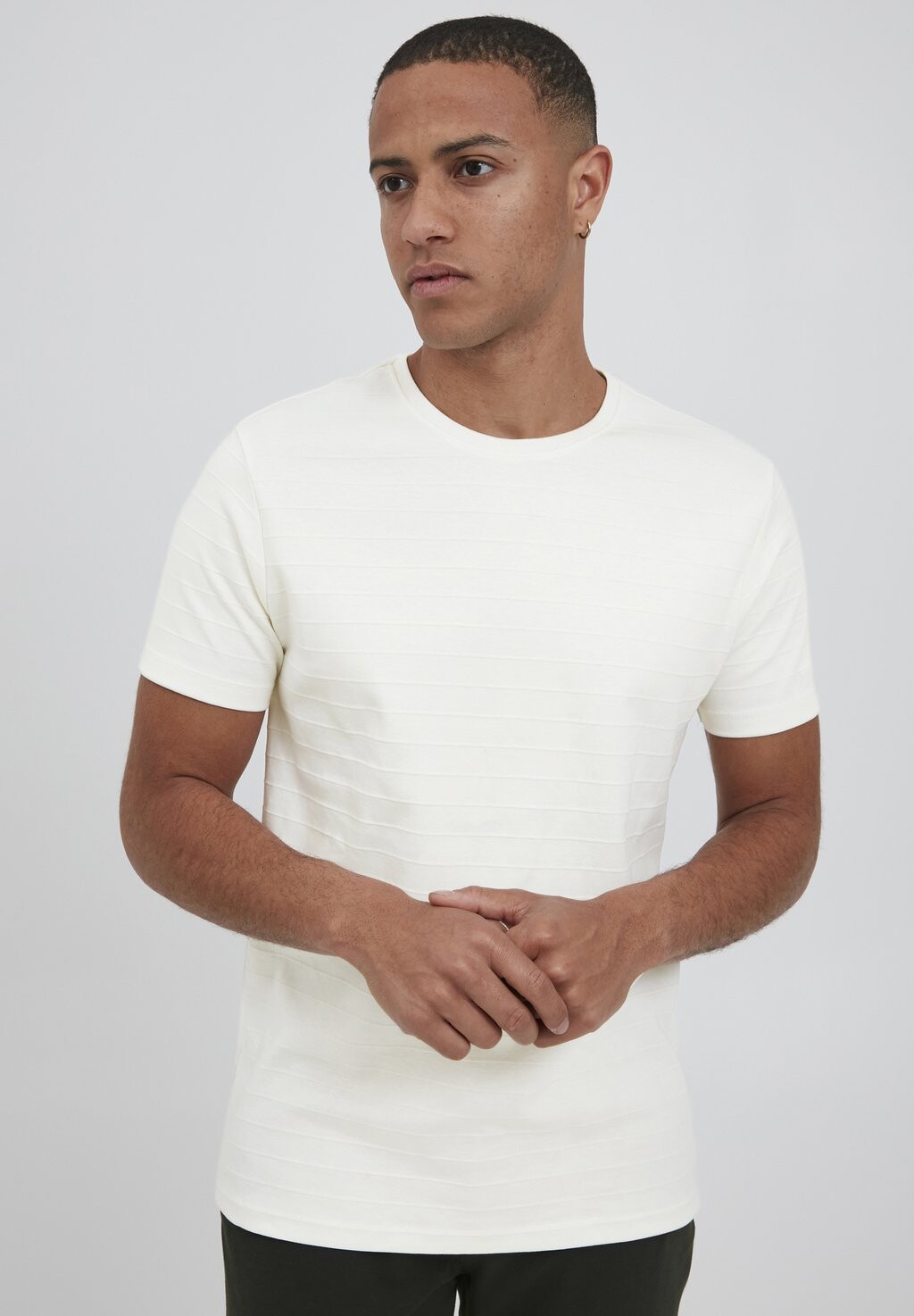 

Футболка базовая SDTREVOR 21105769 Solid, цвет off white