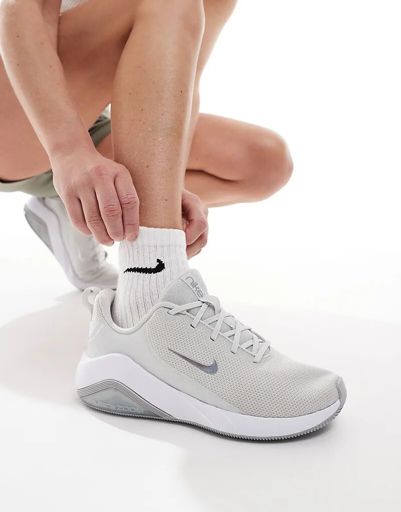 Кроссовки Air Zoom Bella 7 серого и белого цвета Nike Training — фото 4