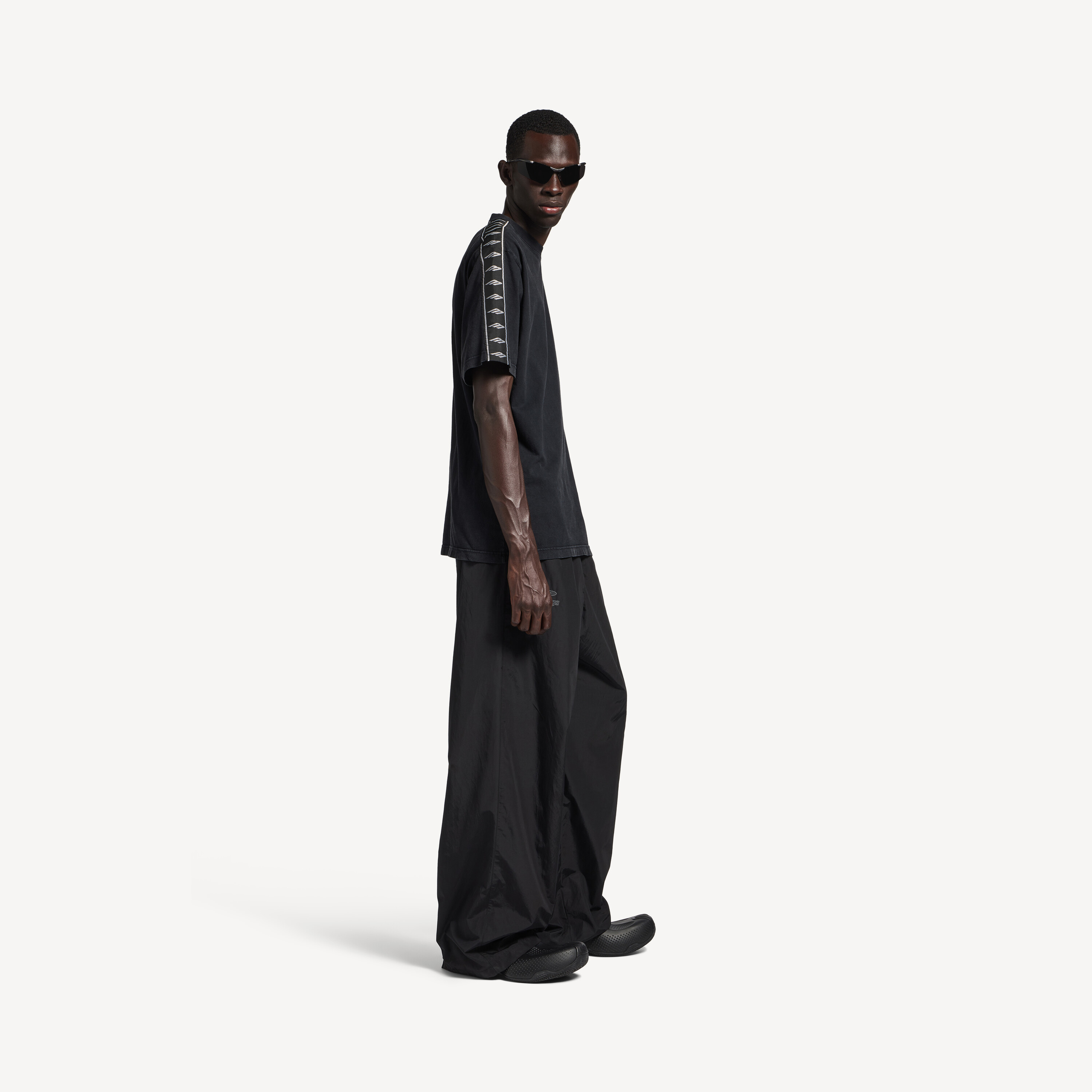 Мужская футболка в полоску средней посадки, выцветший черный цвет BALENCIAGA, выцветший черный — фото 2