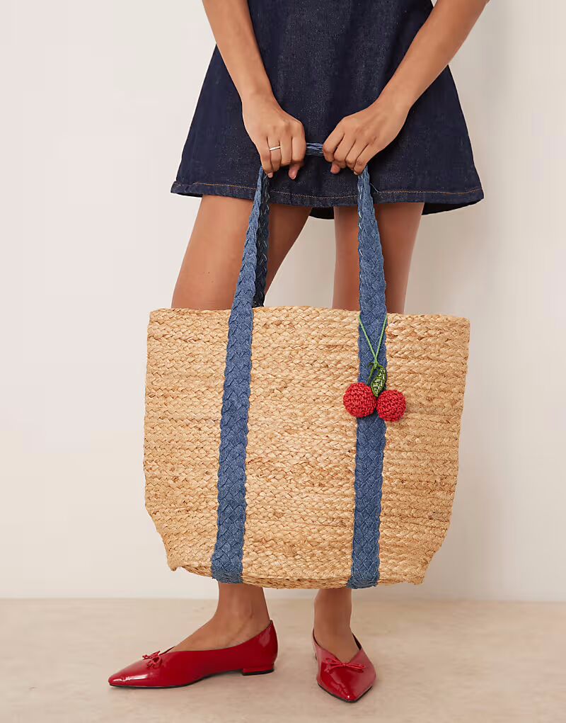 

Сумка Accessoryize из джутовой соломы с джинсовым ремешком и подвеской в виде вишни бежевого цвета
