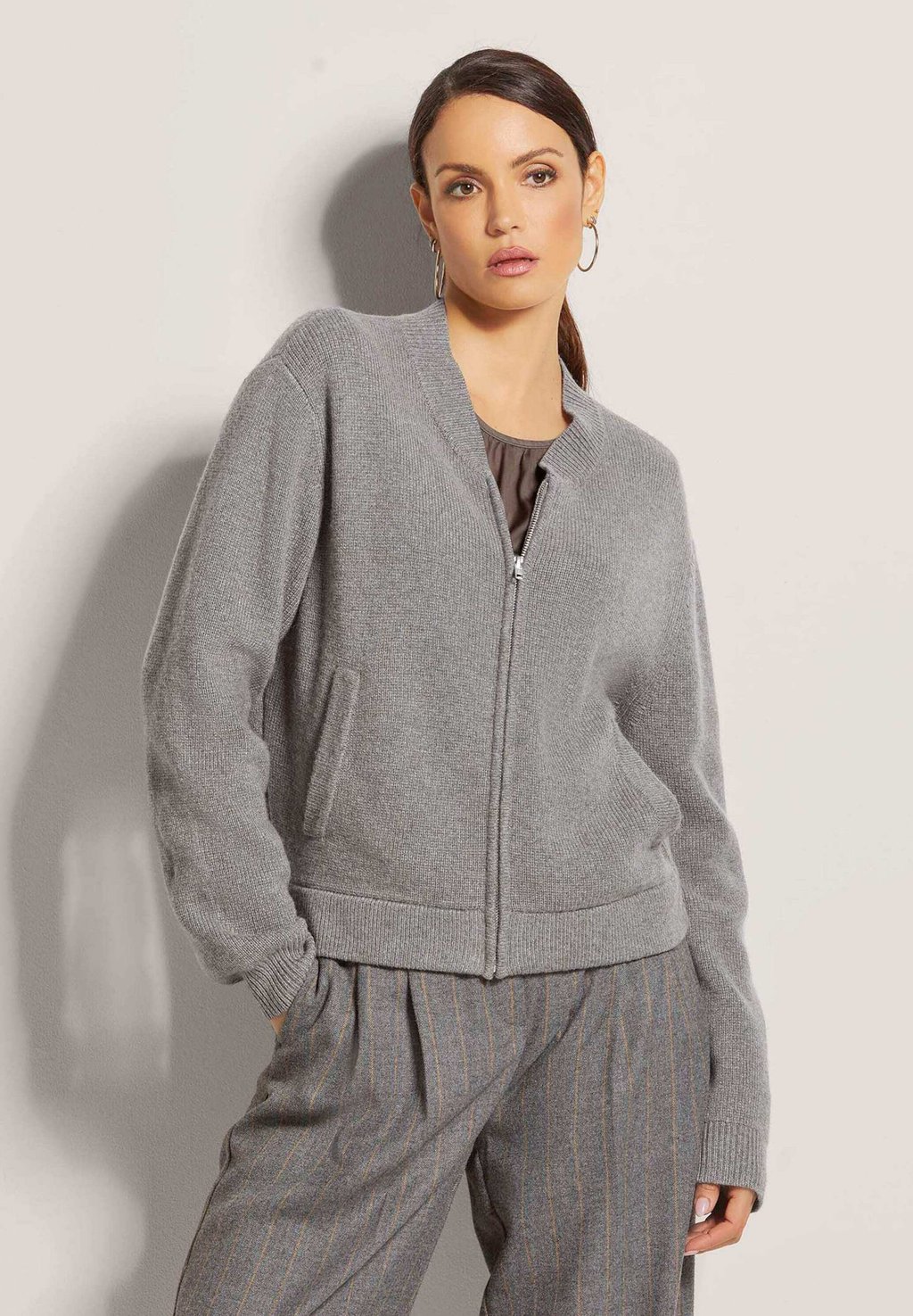 

Кардиган Bomber Jacket MADELEINE, цвет Stone Gray Wool White Melange