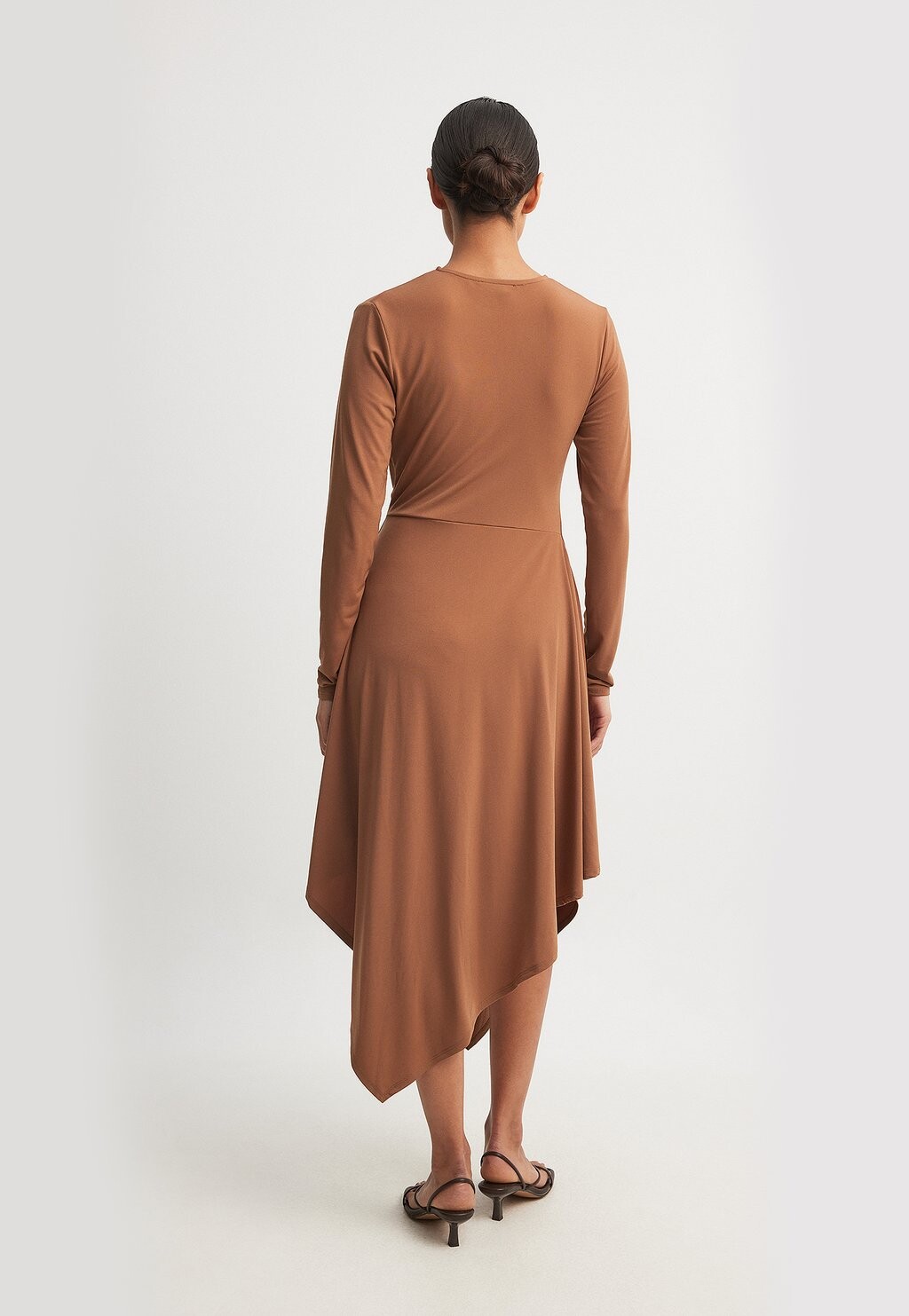 

Платье из джерси DRAPED MIDI NA-KD, коричневый