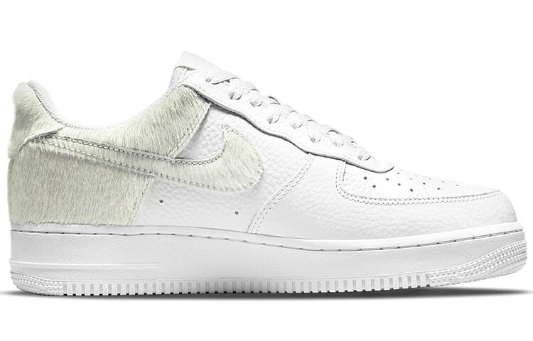 Кроссовки Nike Air Force 1 на низком каблуке из белого волоса с пони — фото 2