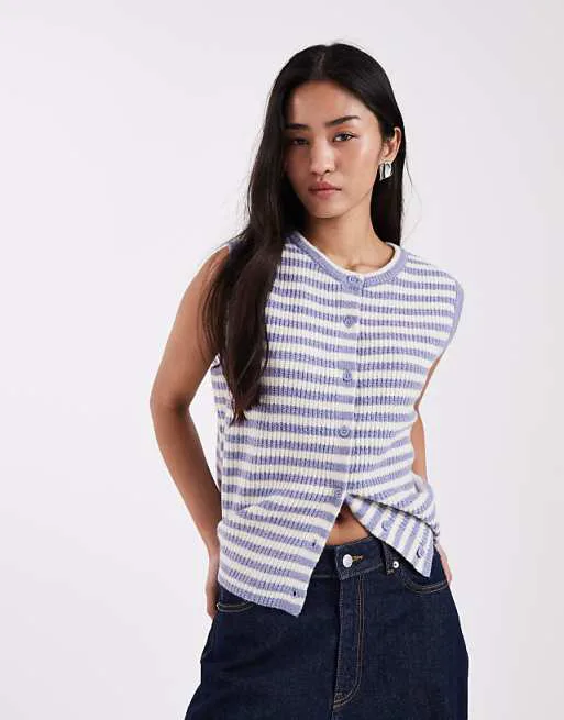 

Вязаный жилет на пуговицах в синюю полоску