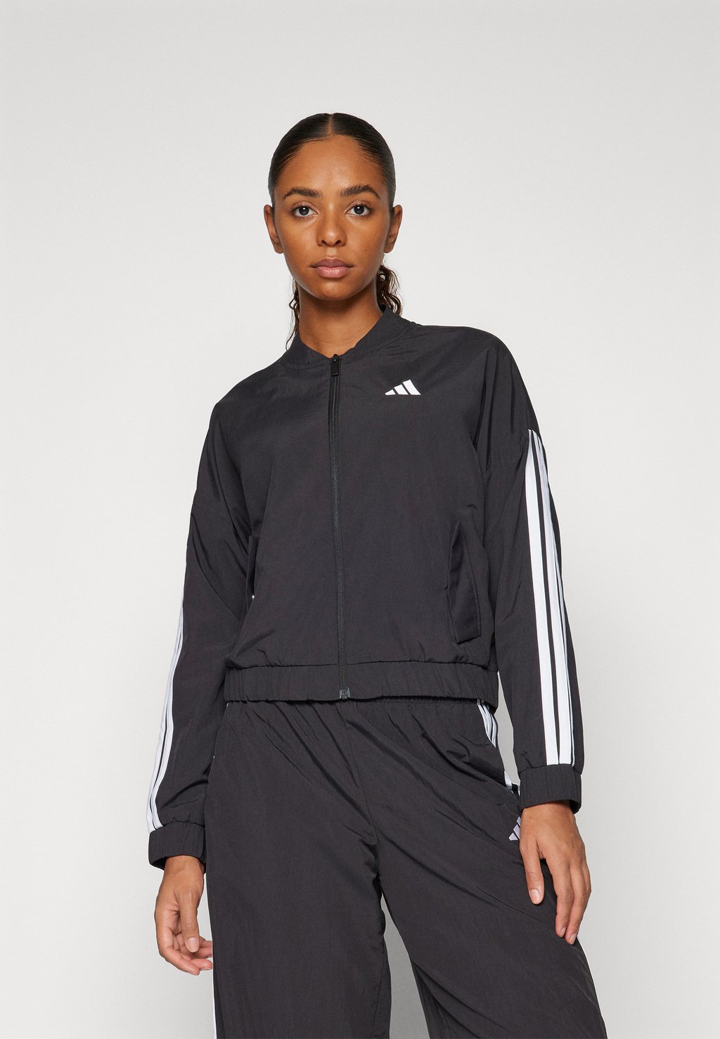 

Тренировочная куртка BOMBER adidas Sportswear, черный