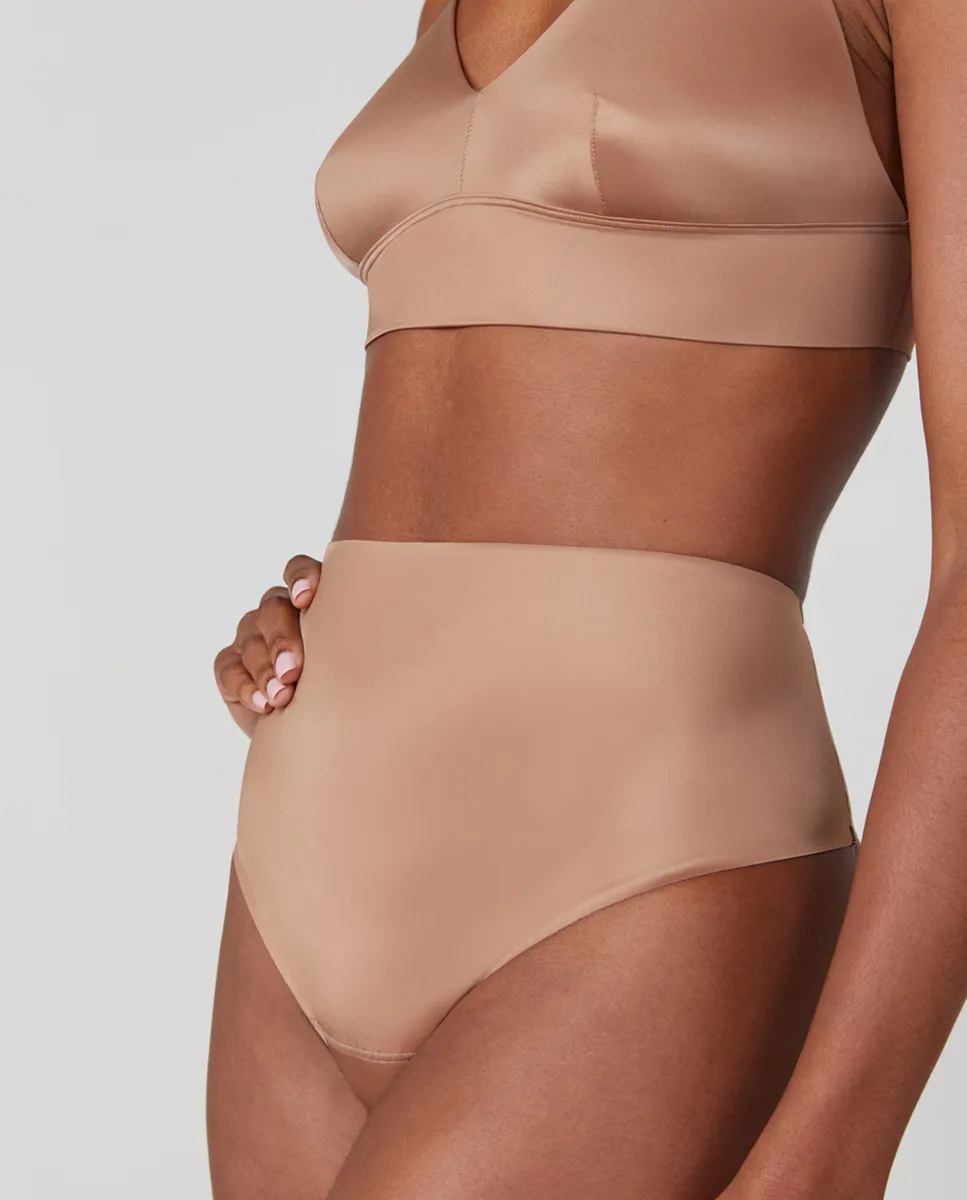 

Атласные моделирующие стринги с высокой талией Spanx, бежевый