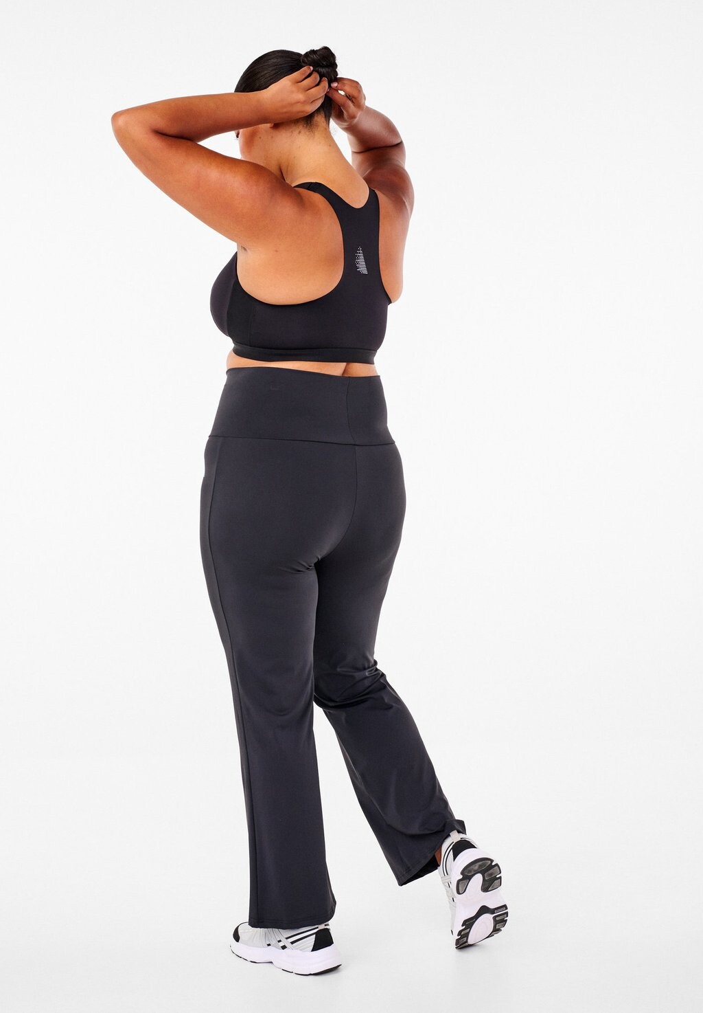 

Спортивные брюки MIT AUSGESTELLTEM UND HOHEM BUND Active by Zizzi, черный