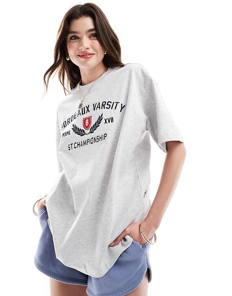 

Хлопок — серая футболка оверсайз с надписью и графикой Bordeaux Varsity