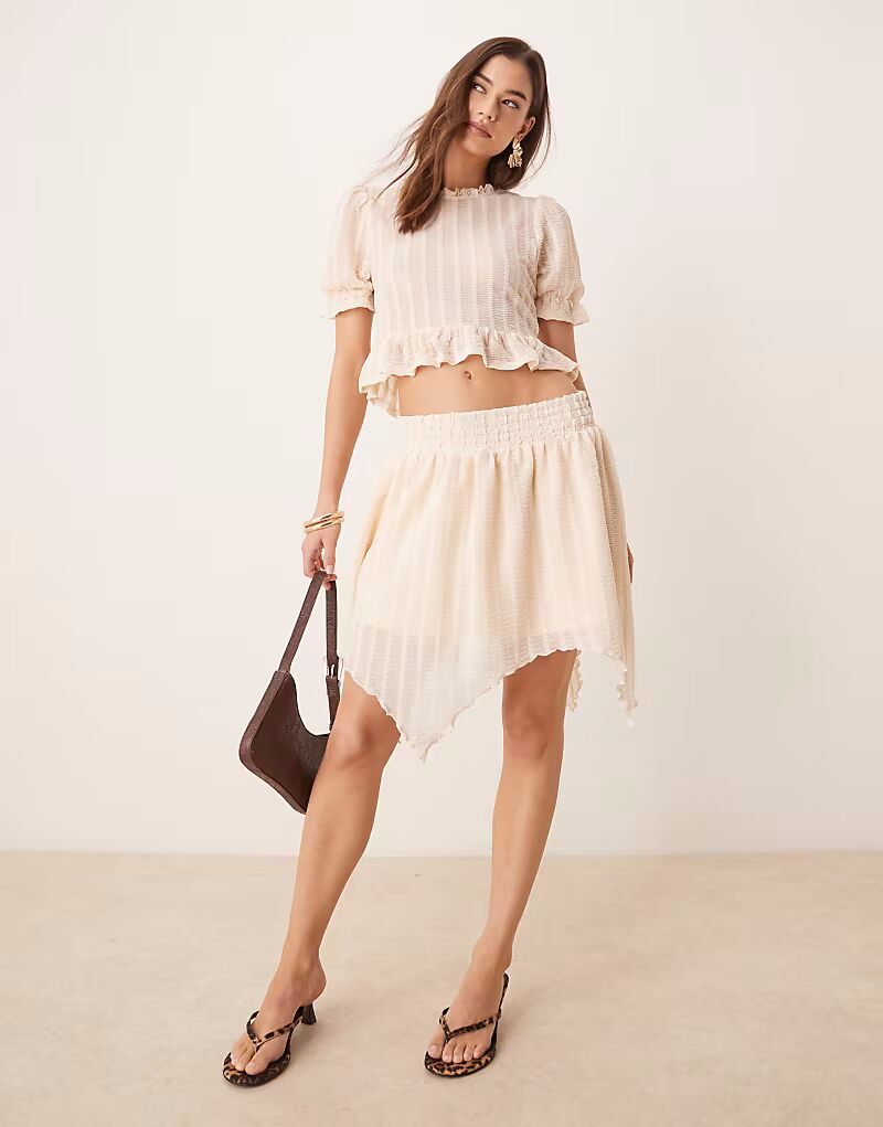 

Мини-юбка ASOS DESIGN Coord с текстурированной оборкой и подолом кремового цвета
