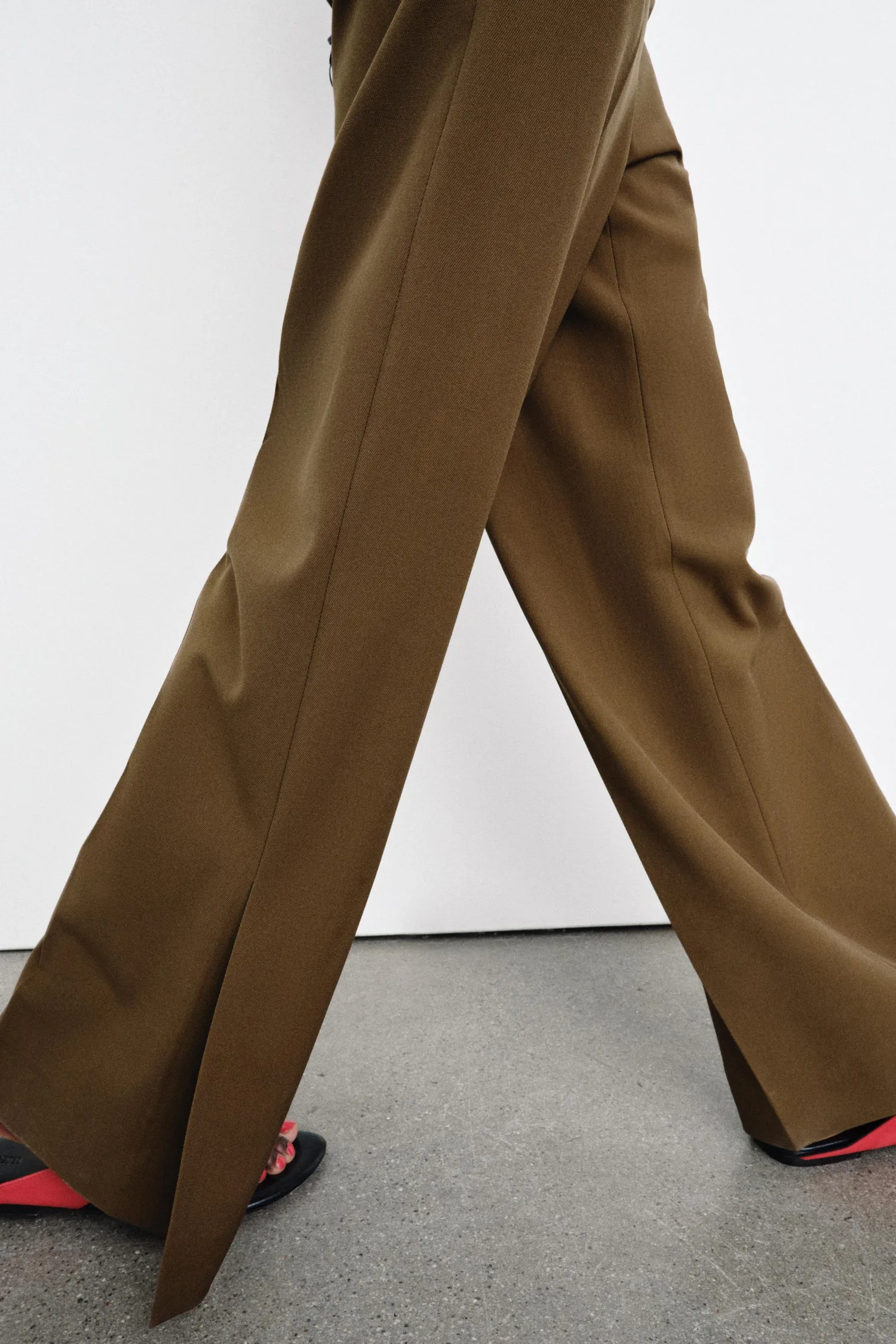 Брюки прямого кроя с разрезами. коллекция zw Zara, хаки — фото 4