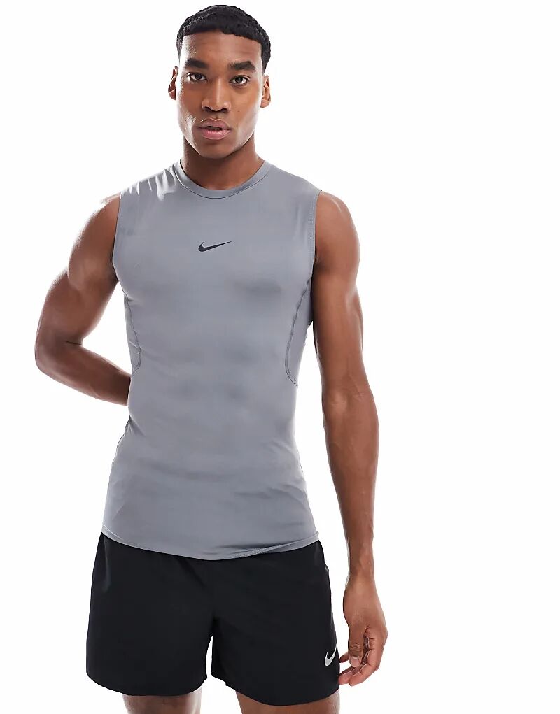 

Топ Dri-FIT Muscle Fit серого цвета Nike Training