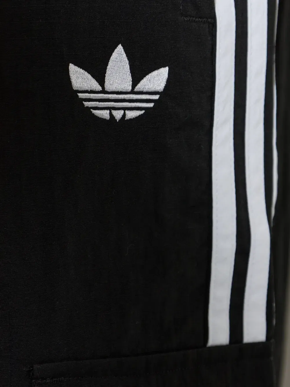 Брюки-карго с вышитым логотипом и боковыми полосками Adidas, черный — фото 4
