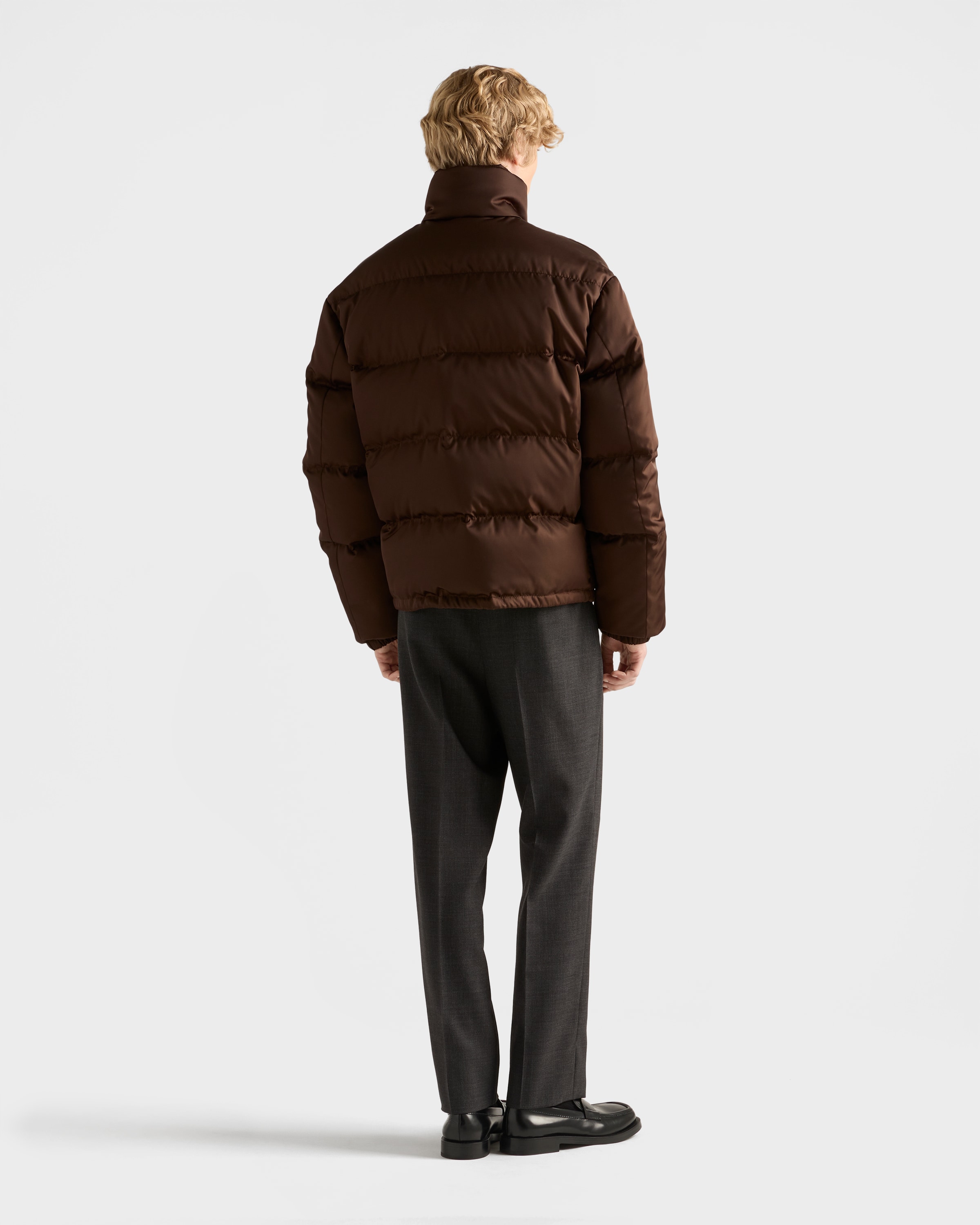 Пуховик из легкого нейлона Re-Nylon средней плотности Prada, коричневый — фото 4
