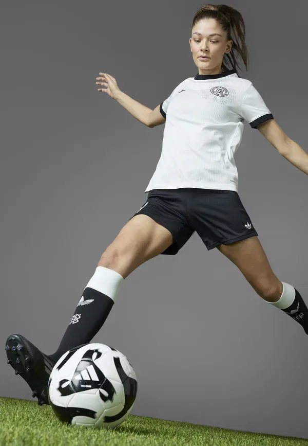 Футболка Adidas Originals Deutschland DFB 125 Anniversary National Team Wear, черный/облачно-белый — фото 2