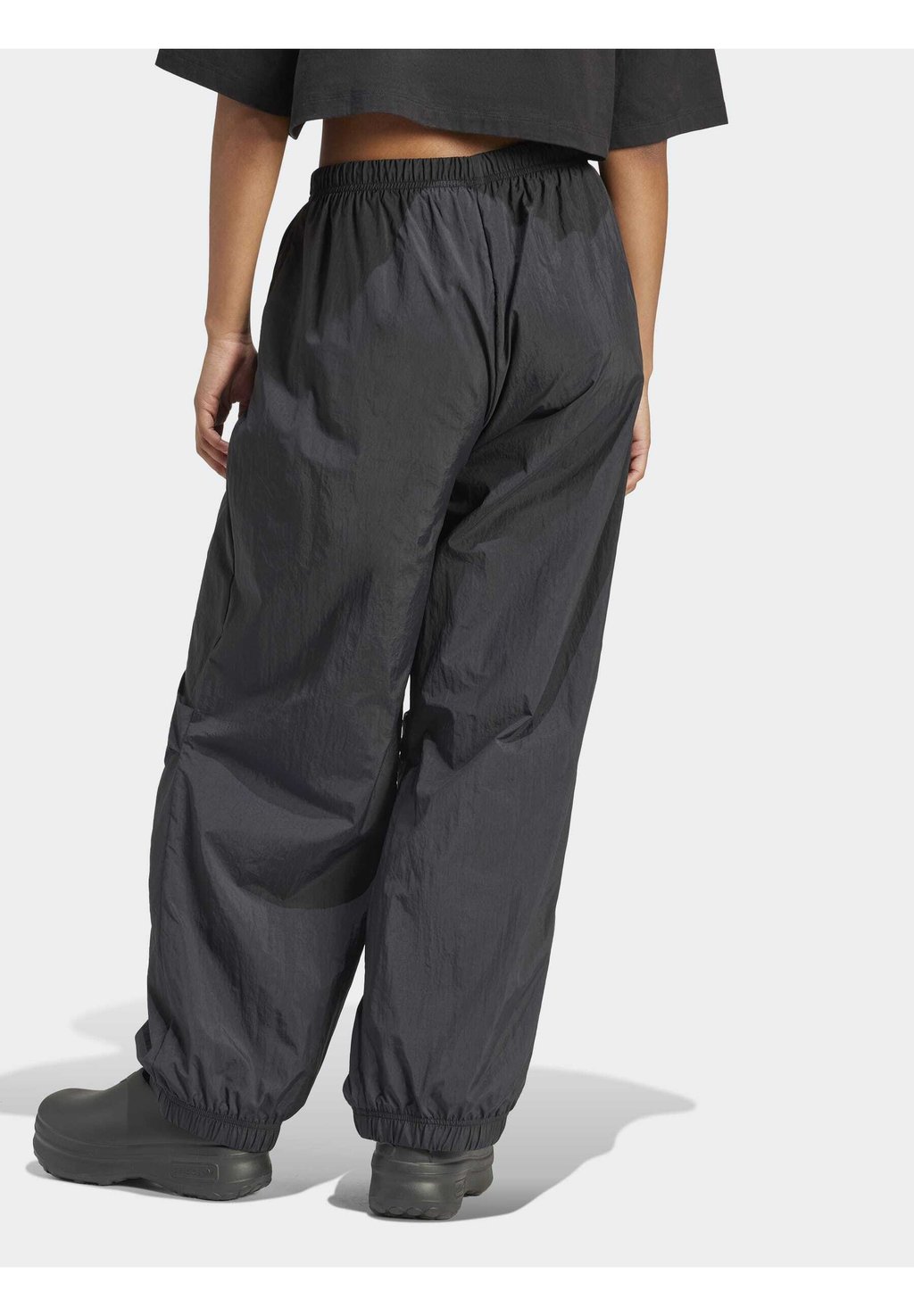 

Брюки тренировочного костюма Premium Essentials Parachute Pants adidas Originals, черные