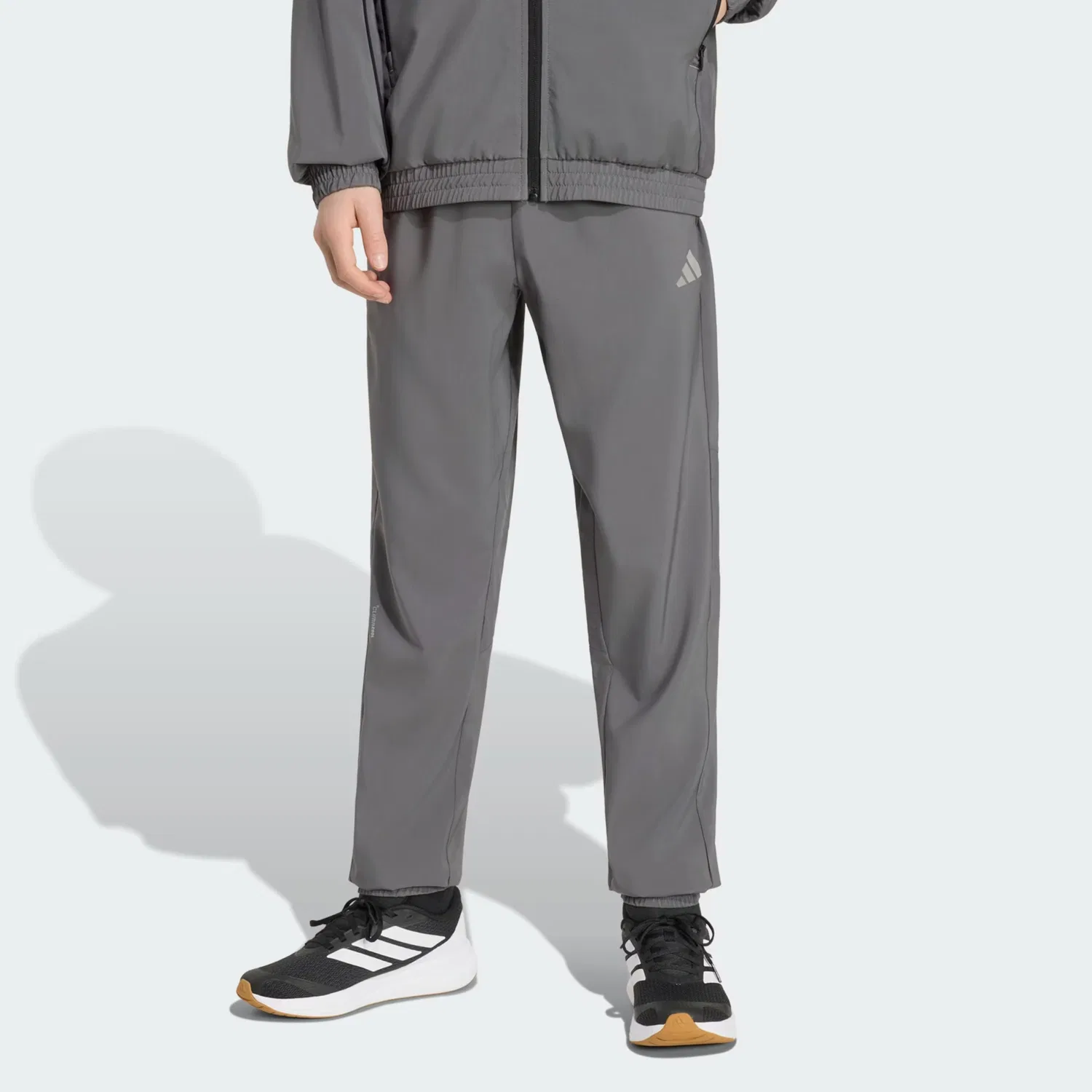 Спортивные брюки Adidas Sportswear с зауженными штанинами модель TECH APPAREL, серые и светло-серые — фото 2