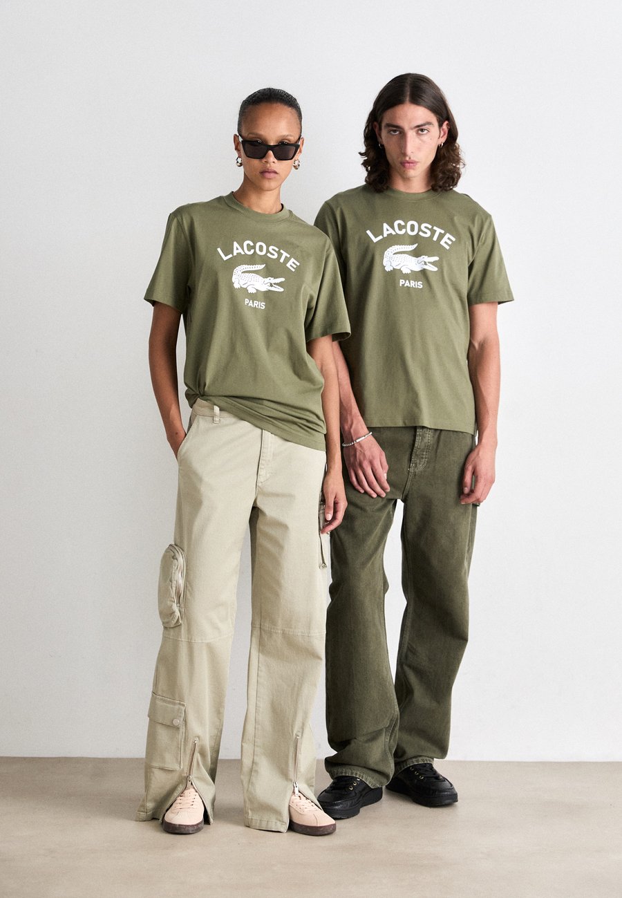 Футболка Lacoste UNISEX Olive — фото 2
