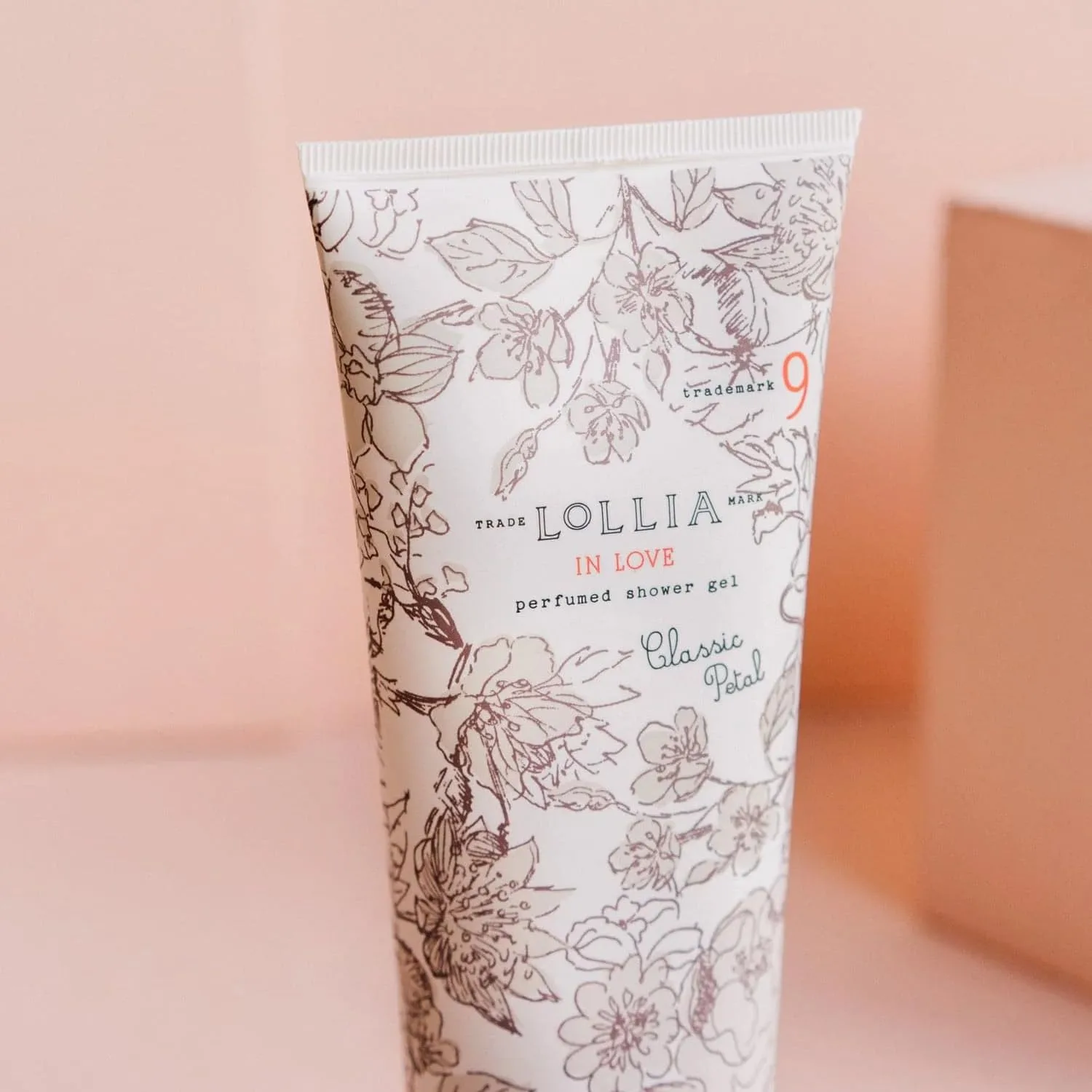 Гель для душа LOLLIA In Love, 237 мл, аромат Classic Petals с нотками яблоневого цвета, жасмина и живой розы, увлажняющее средство с маслом ши для ухода за телом, As shown Picture — фото 3