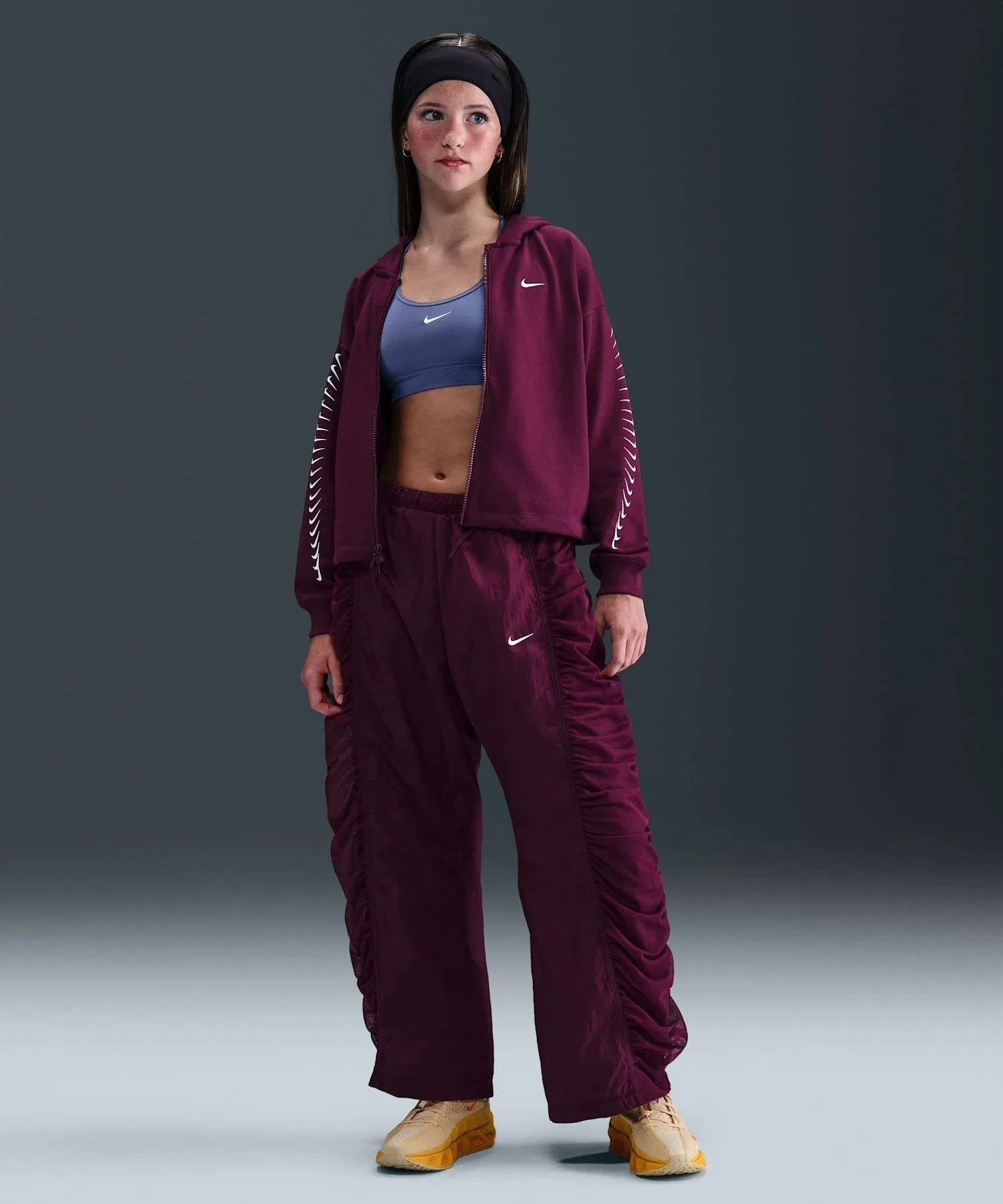 Детская флисовая толстовка Nike Sportswear Dri-FIT HV0734-610, цвет бордо. — фото 4