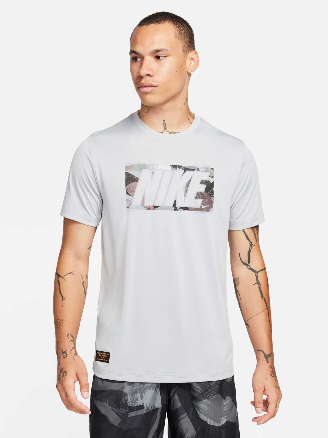 

Футболка Nike M NK DF TEE RLGD CAMO GFX, серый